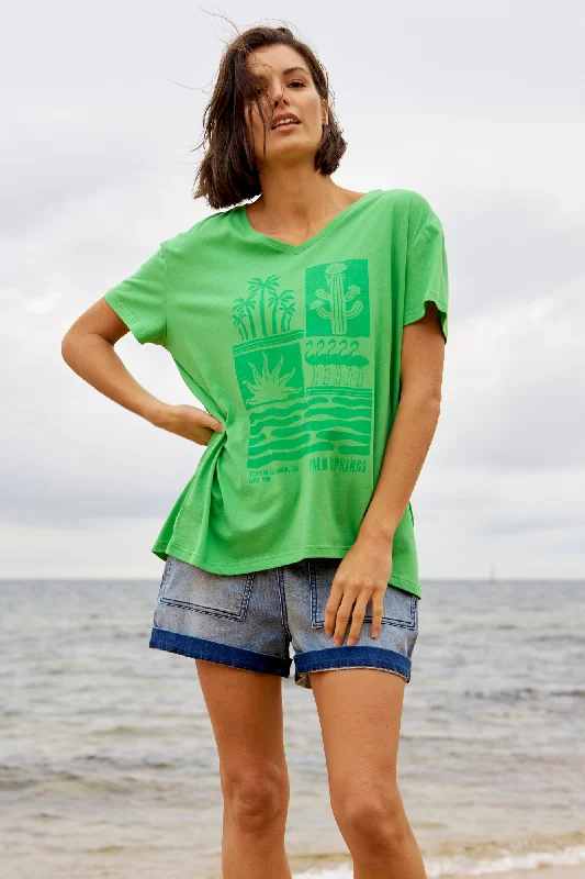 Betty Basics Teagan V-Neck Tee Surf Beach Print